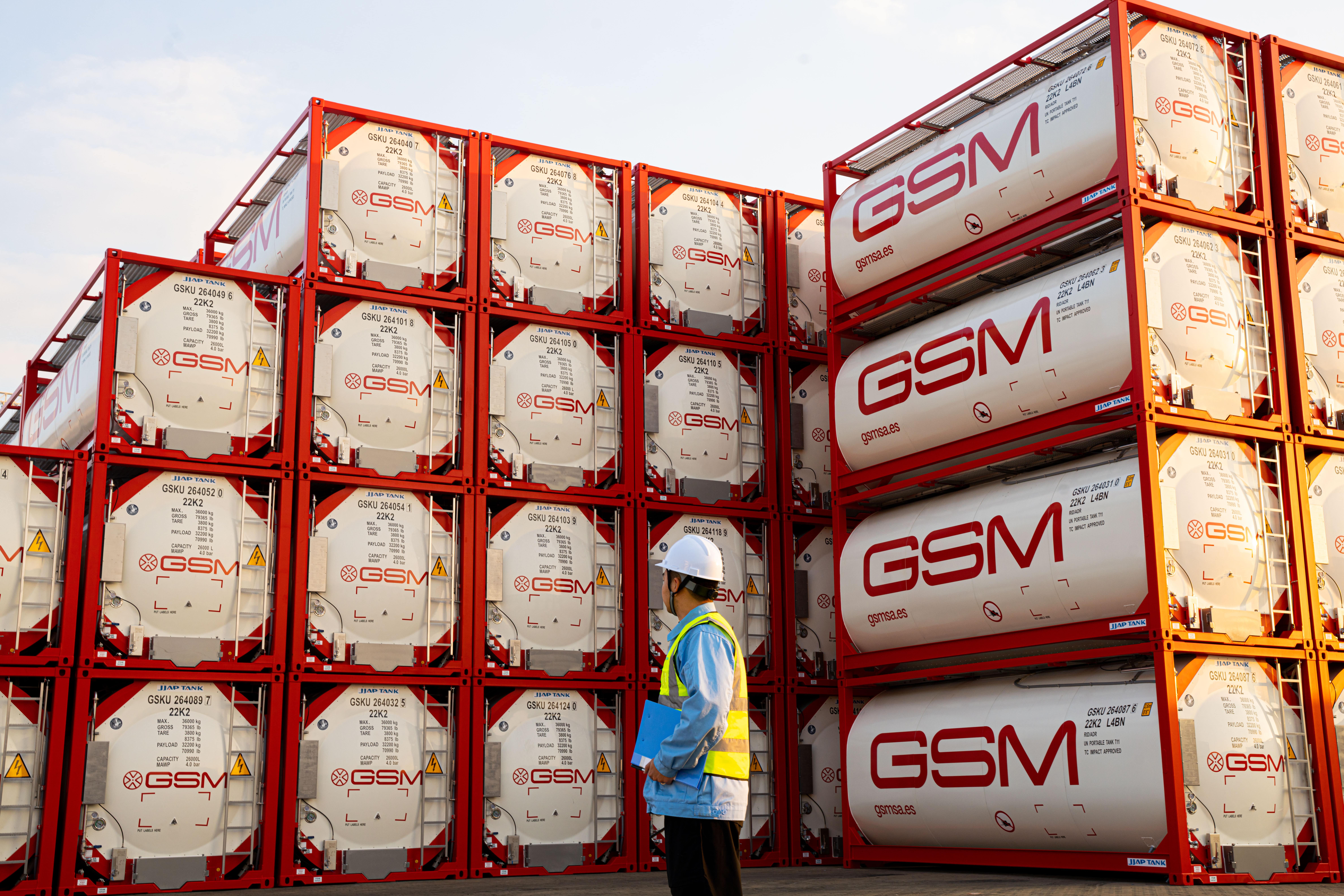 Isotanks de GSM apilados