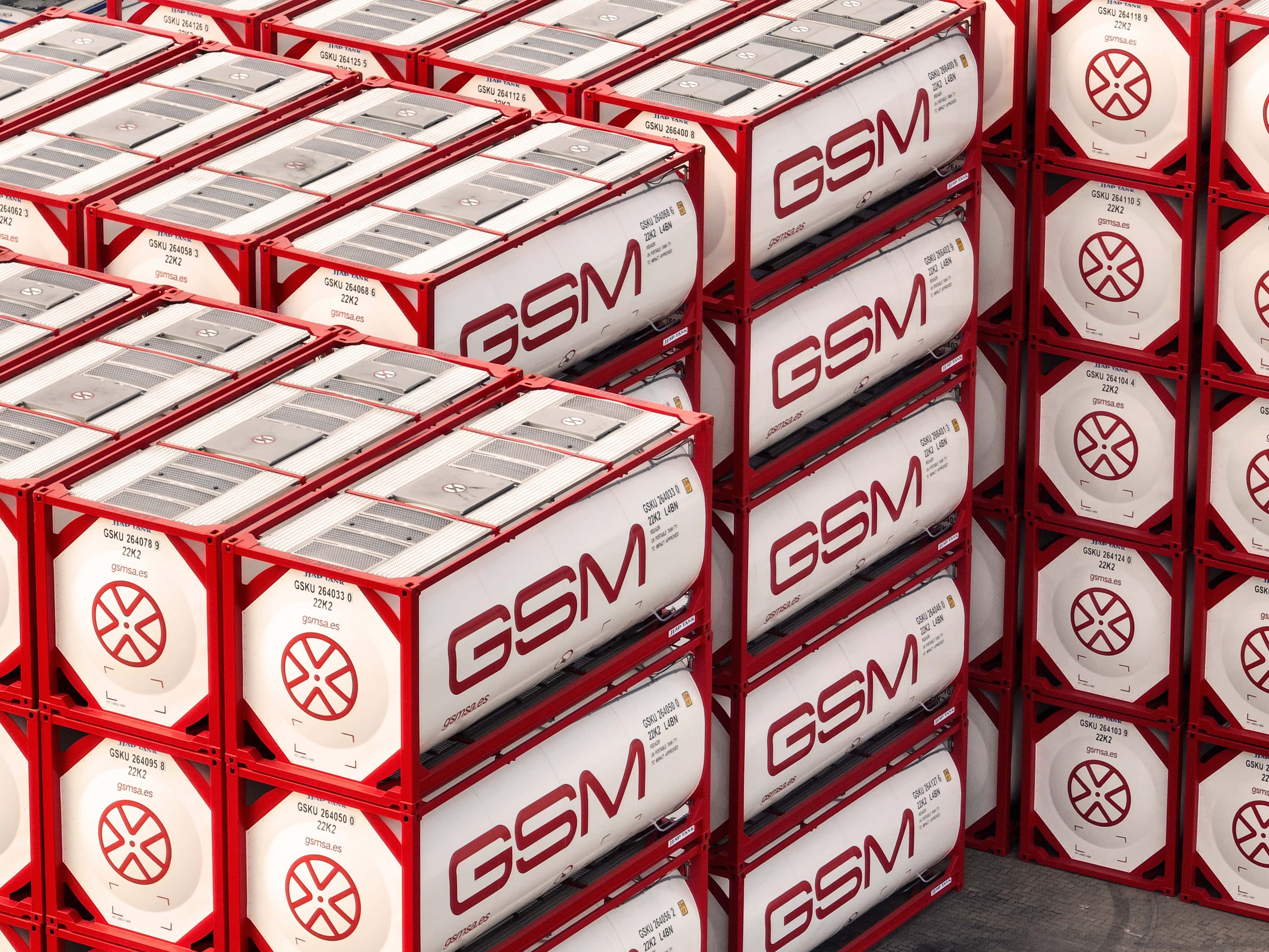 Isotanks de GSM apilados