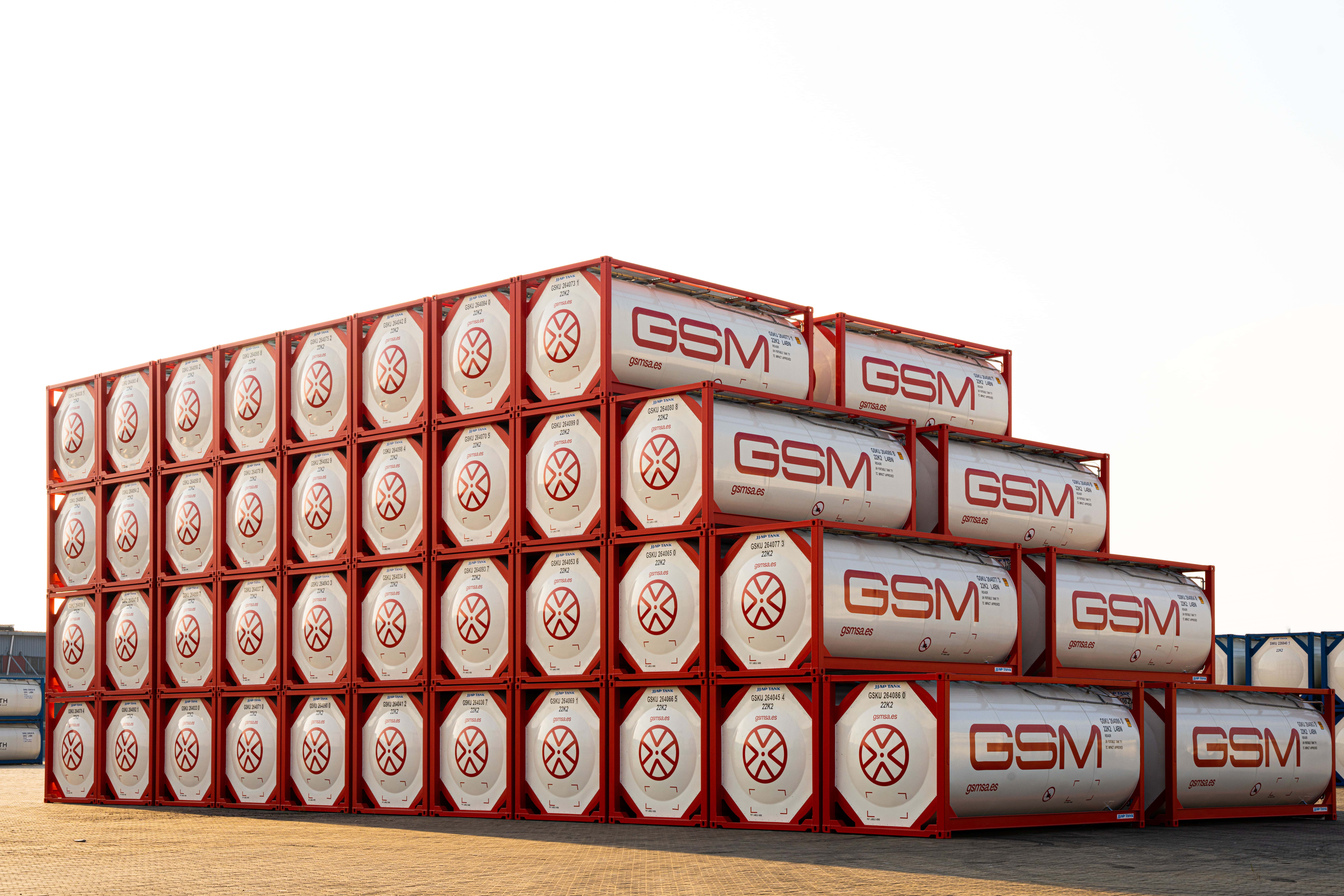 Isotanks de GSM apilados