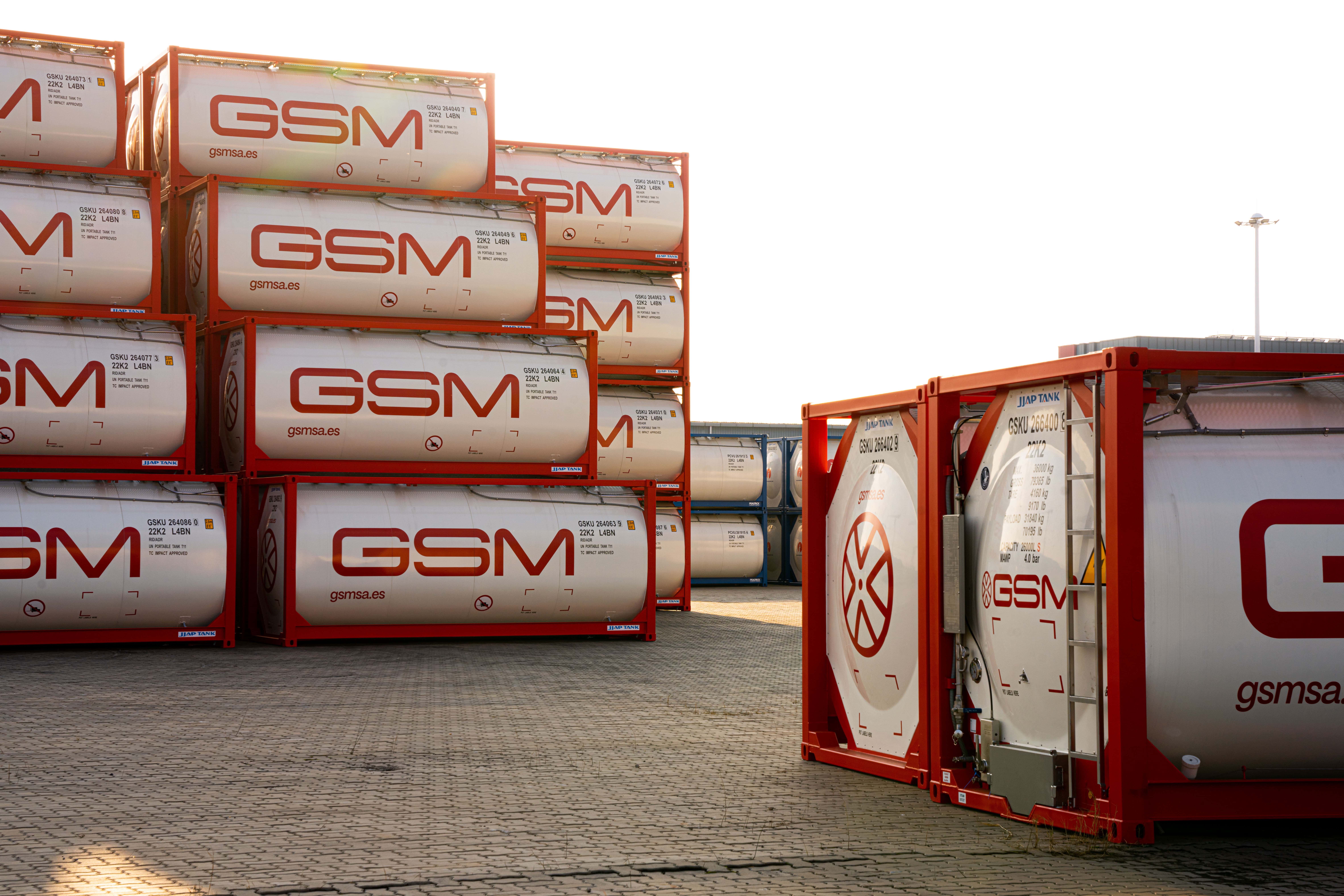 Isotanks de GSM apilados