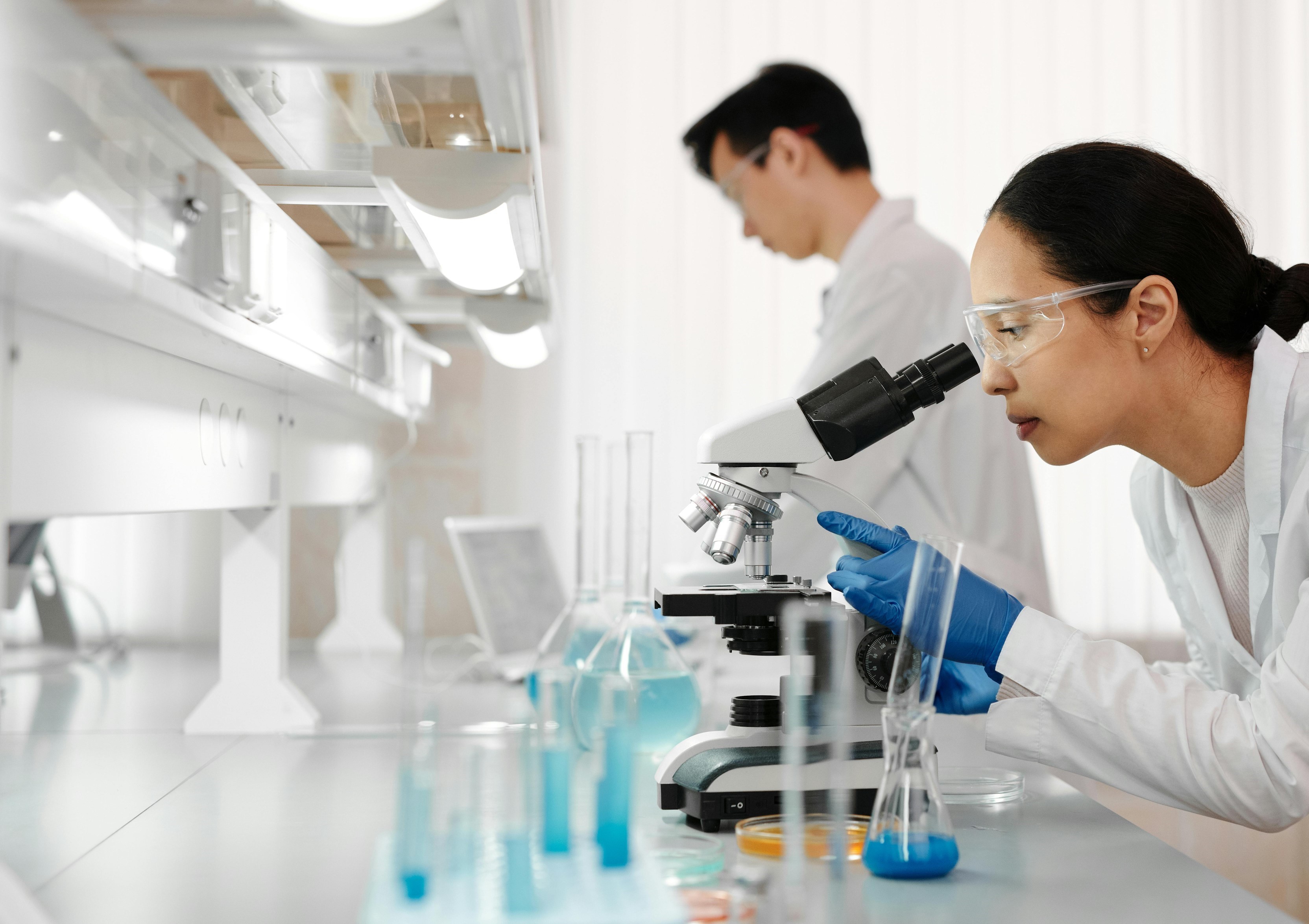 Cientificos en el laboratorio