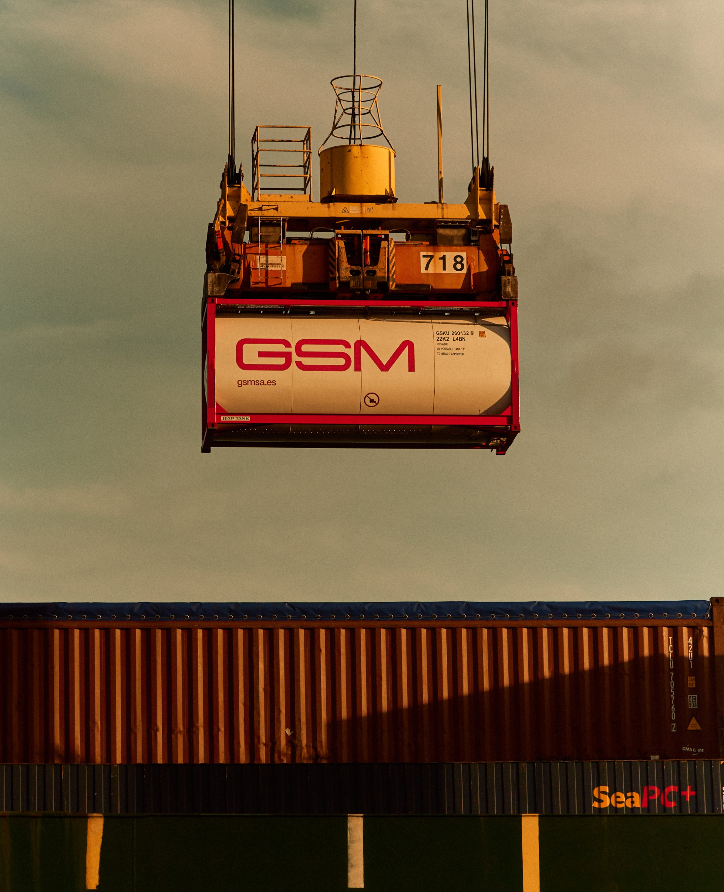 Isotank de GSM siendo transportado