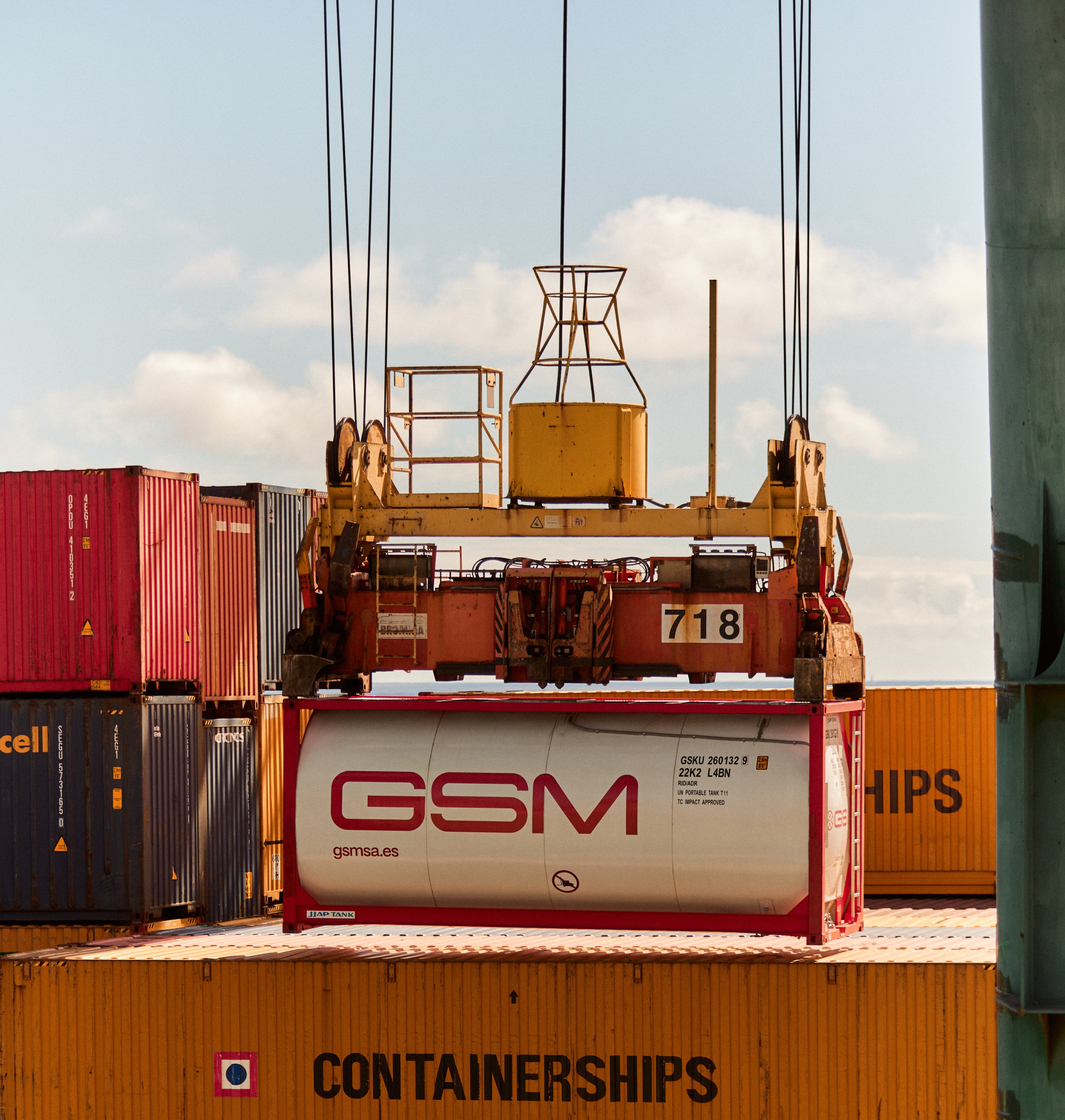 Isotank de GSM siendo transportado